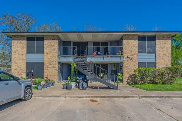 $460,000 | 4027 Briarglen Drive, Dickinson, TX 77539