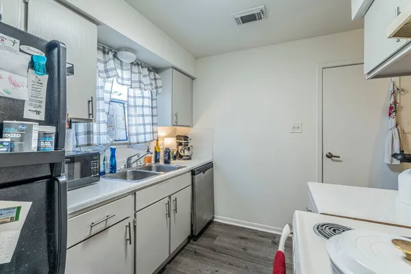 $460,000 | 4027 Briarglen Drive, Dickinson, TX 77539