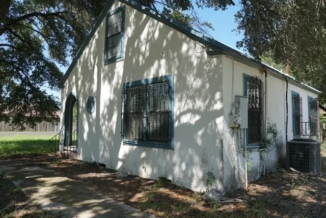 a view of a house with yard and tree s