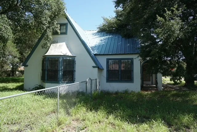 a view of house with backyard and garden