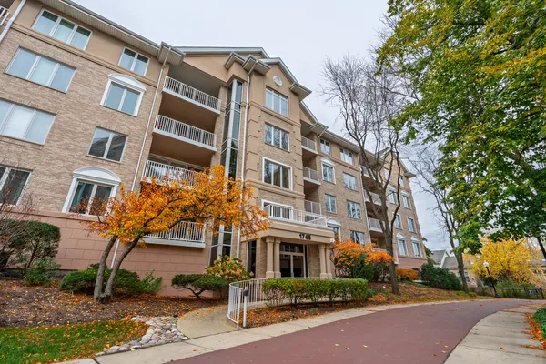$319,900 | 1745 Pavilion Way, Unit 206, Park Ridge, IL 60068