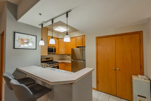 $319,900 | 1745 Pavilion Way, Unit 206, Park Ridge, IL 60068