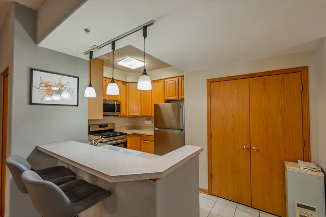 $329,900 | 1745 Pavilion Way, Unit 206, Park Ridge, IL 60068