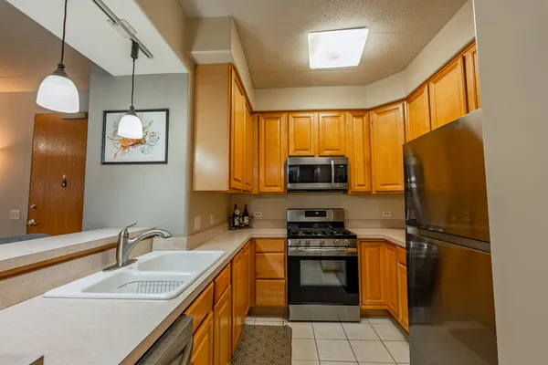$319,900 | 1745 Pavilion Way, Unit 206, Park Ridge, IL 60068