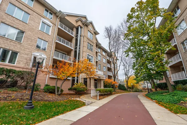 $319,900 | 1745 Pavilion Way, Unit 206, Park Ridge, IL 60068