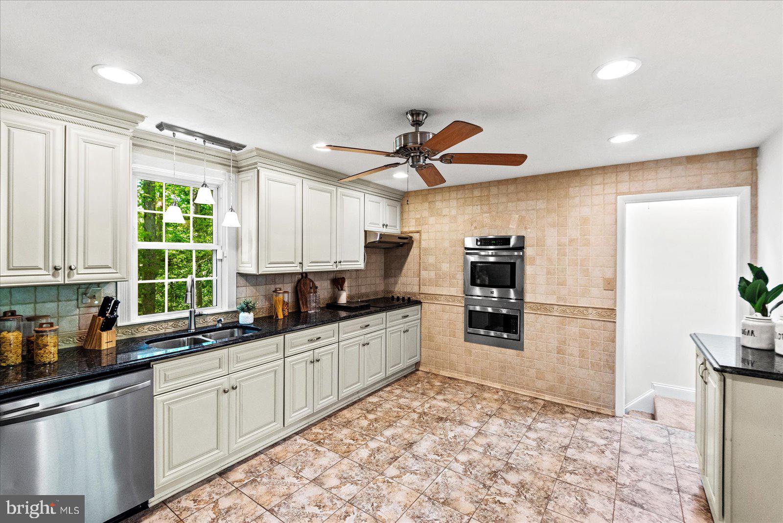 37 Hope Road Stafford, VA 22554 - Photo 8 of 47 Open kitchen with plenty of space