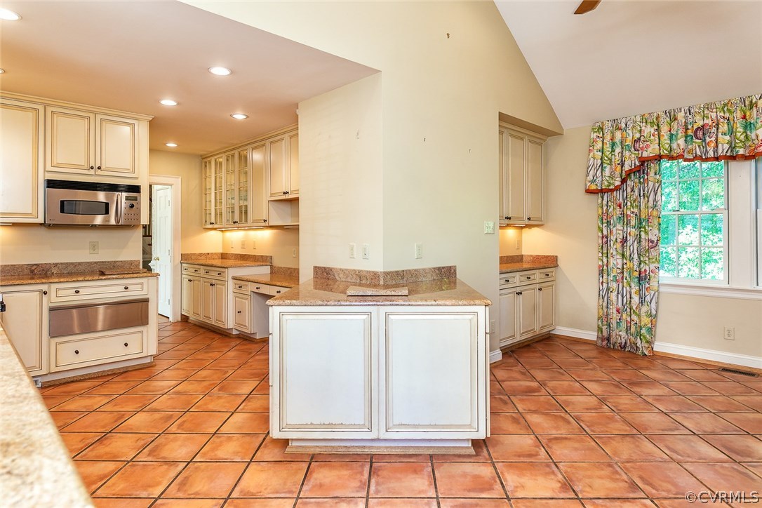 4610 Sulgrave Road Richmond, VA 23221 - Photo 17 of 32 The Kitchen breakfast area has an oversized front