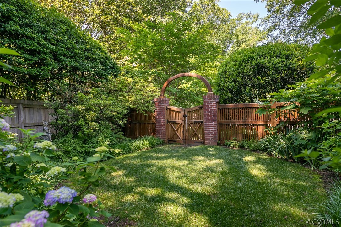 4610 Sulgrave Road Richmond, VA 23221 - Photo 30 of 32 Beautiful landscaping and decorative fencing.