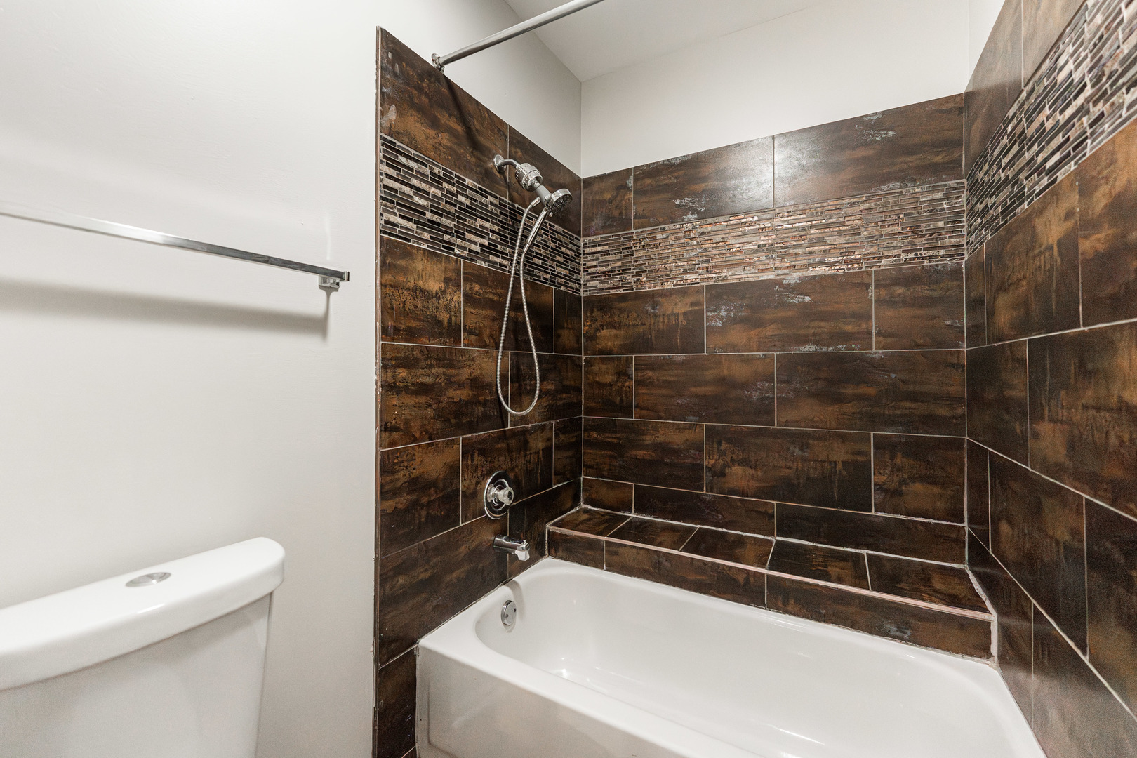 112 Morningside Lane West Buffalo Grove, IL 60089 - Photo 19 of 35 a bathroom with a bathtub and a toilet