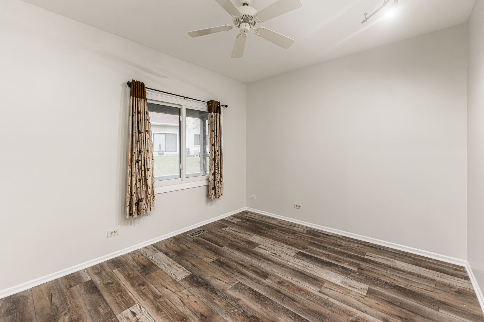 112 Morningside Lane West Buffalo Grove, IL 60089 - Photo 24 of 35 a view of room with window and ceiling fan