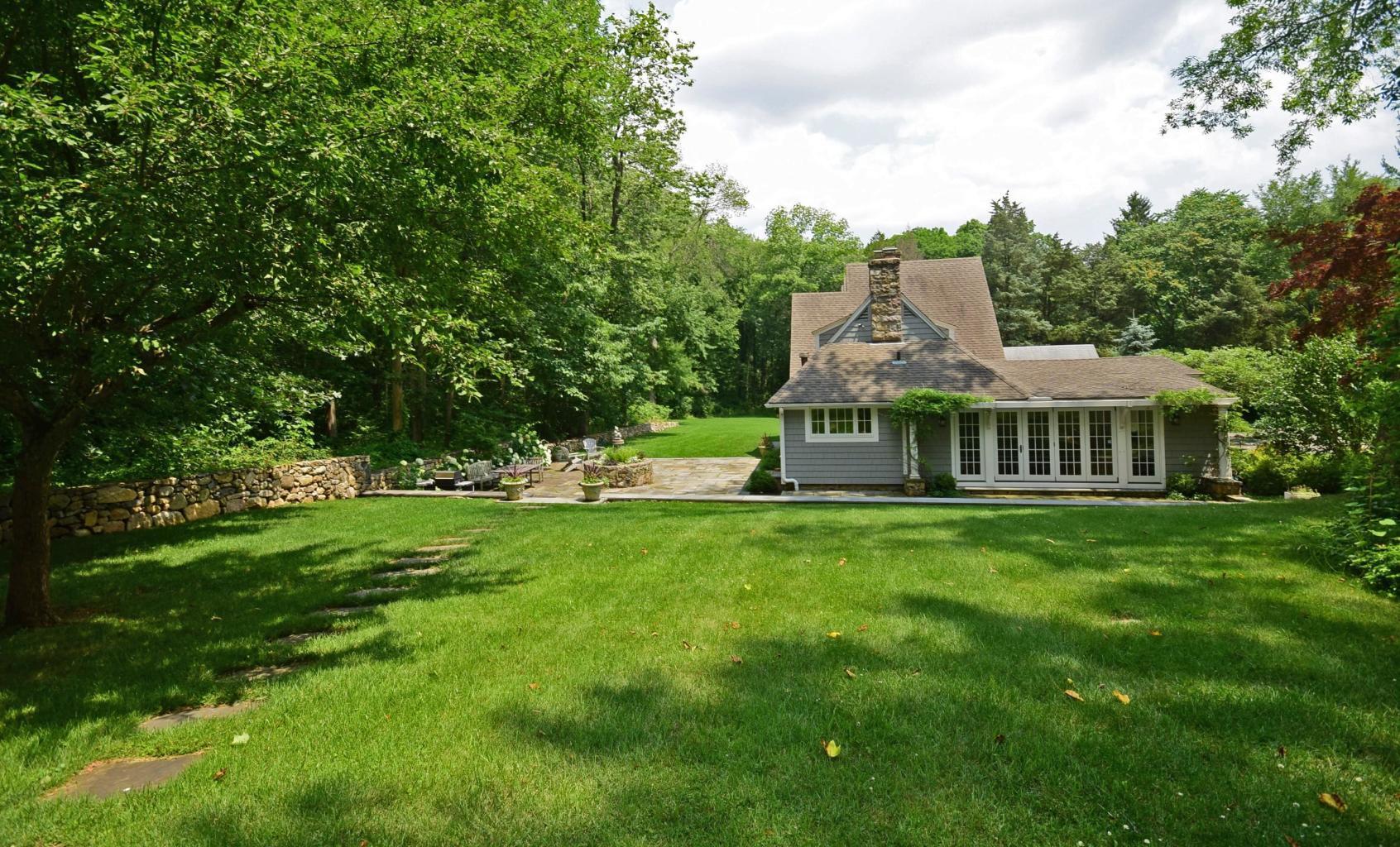 115 East Cross Road New Canaan, CT 06840 - Photo 19 of 21 Side property