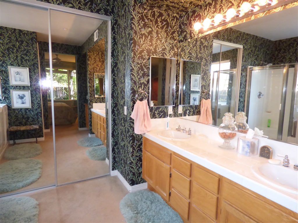 684 Poets Square Fallbrook, CA 92028 - Photo 11 of 25 Large walk in closet in the master bath