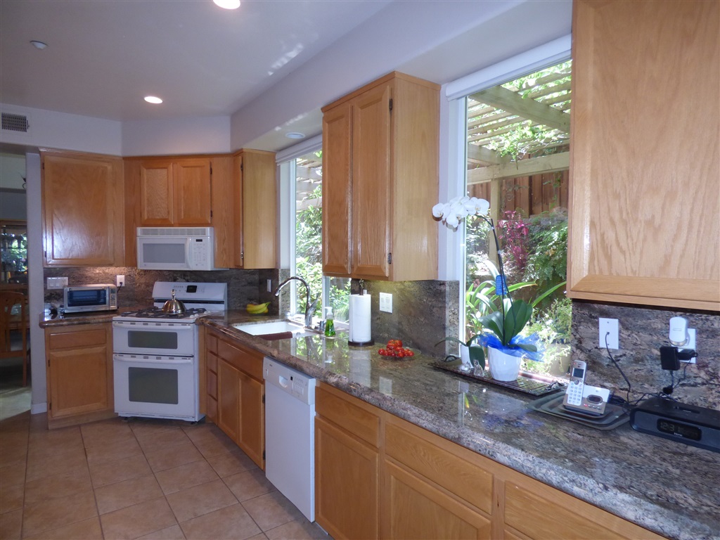 684 Poets Square Fallbrook, CA 92028 - Photo 7 of 25 Kitchen is open to the family room