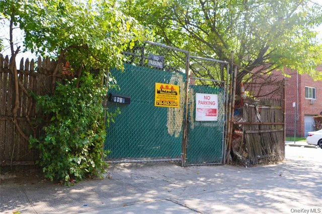 a sign that is on the side of the road