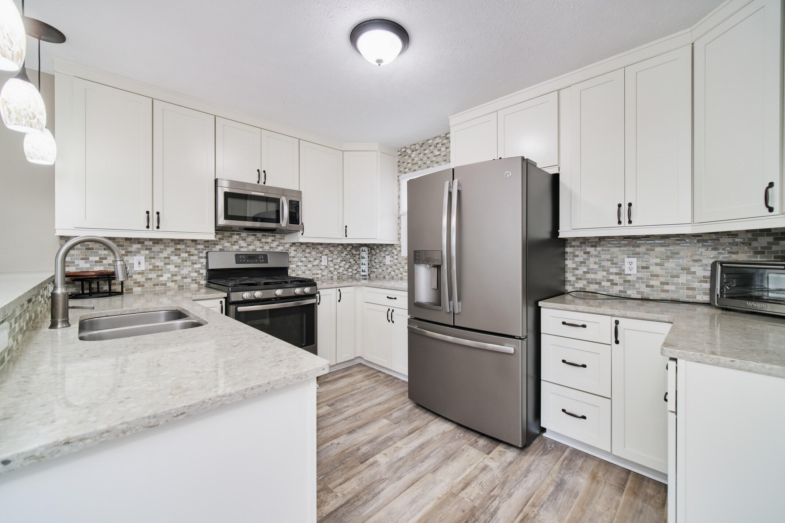 94 Charter Court Manistee, MI 49660 - Photo 17 of 52 Kitchen