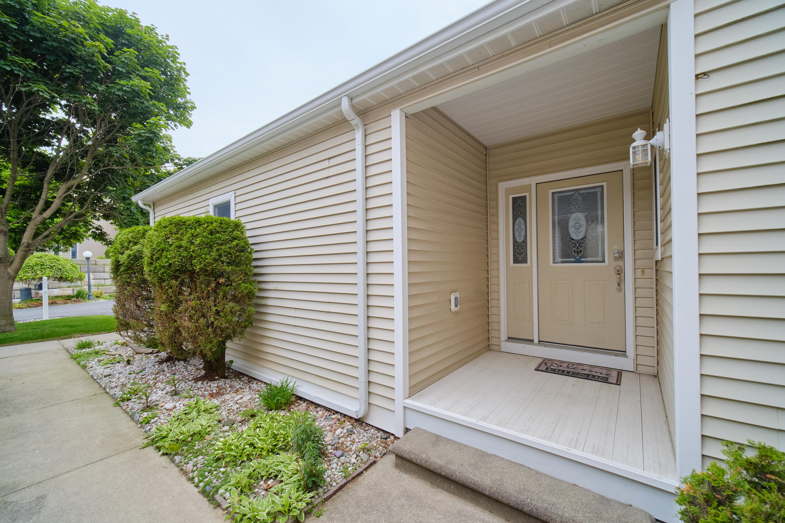 94 Charter Court Manistee, MI 49660 - Photo 3 of 52 Front Door
