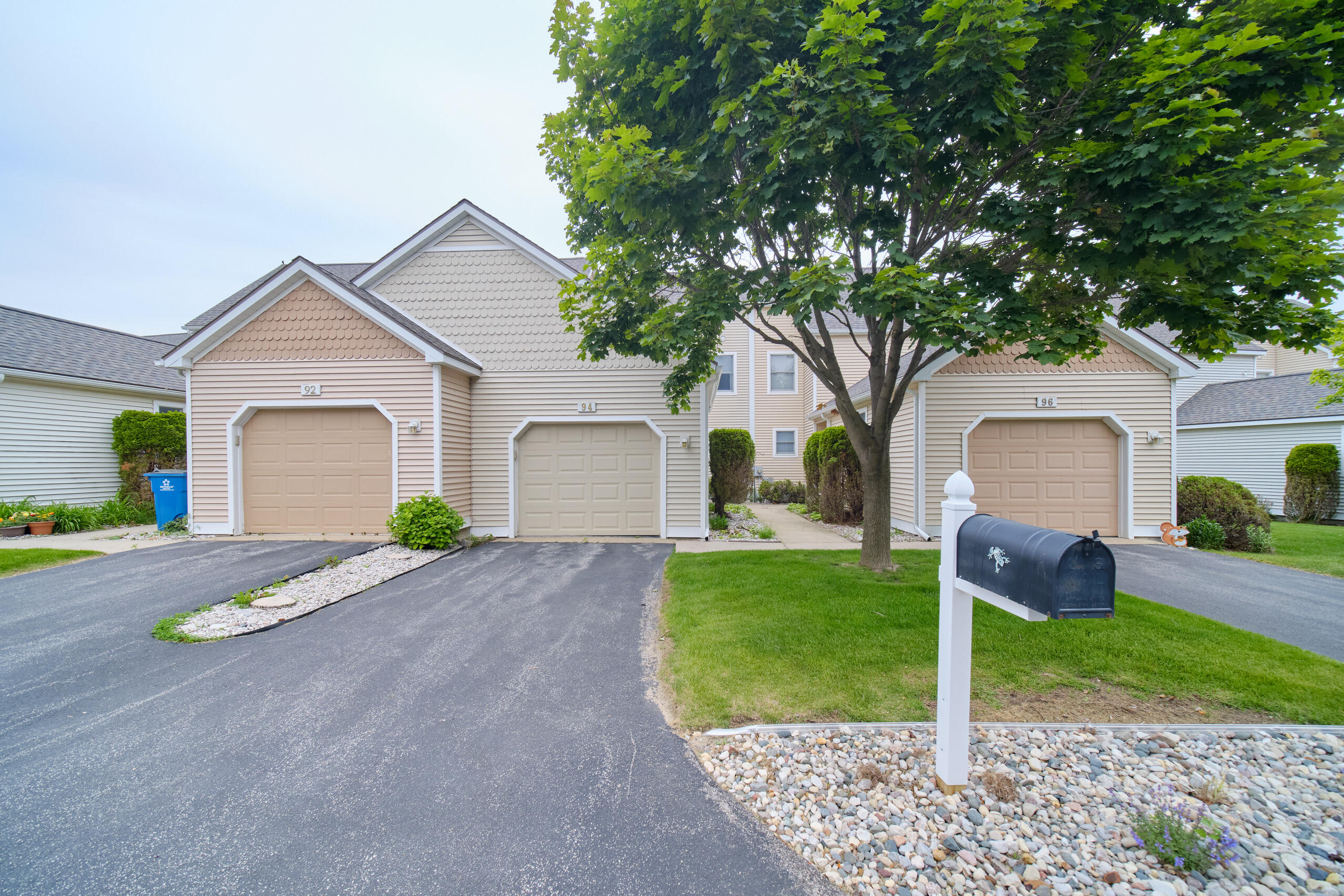 94 Charter Court Manistee, MI 49660 - Photo 4 of 52 Driveway