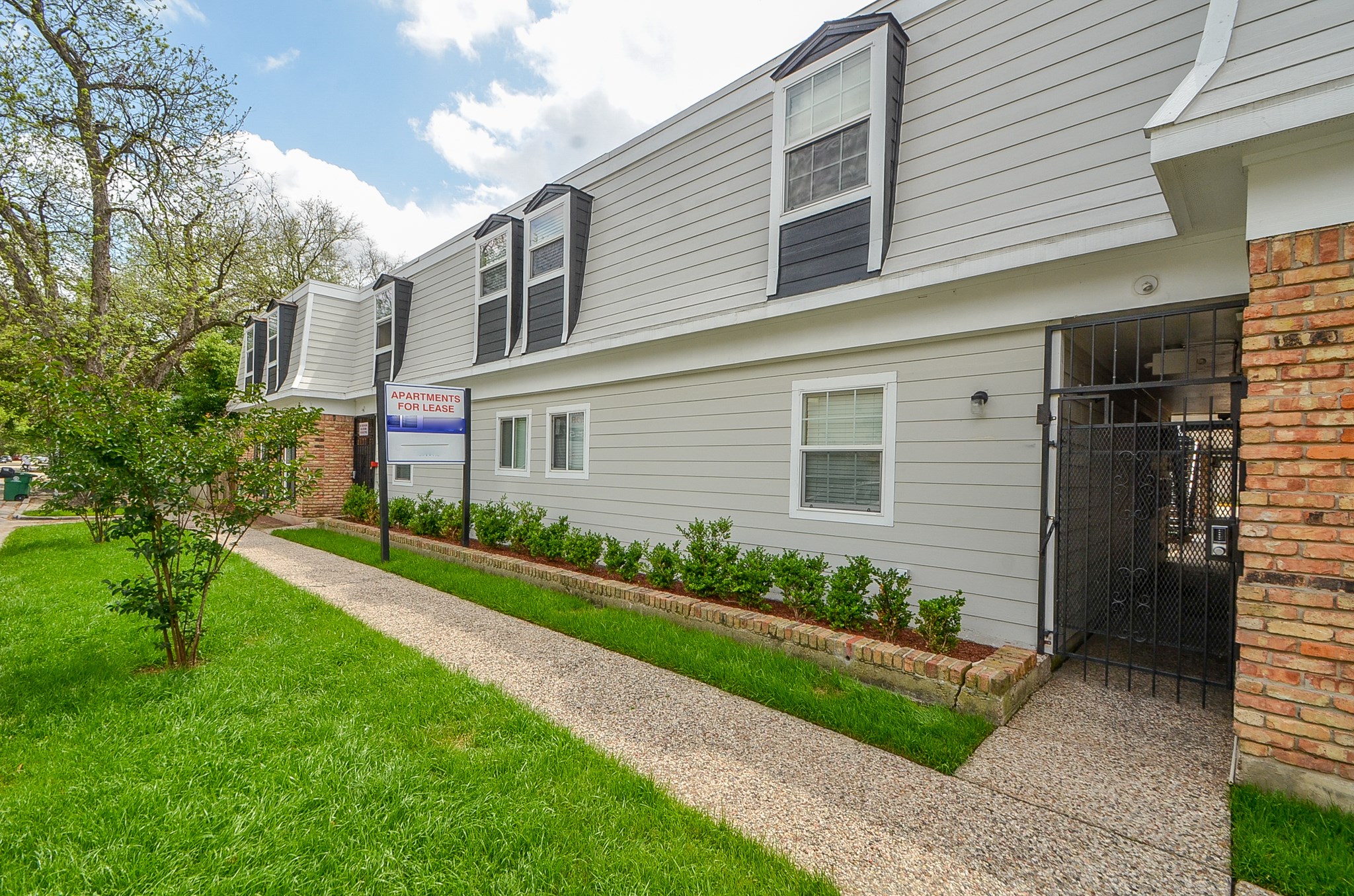 1419 Hawthorne Street, Unit 21 Houston, TX 77006 - Photo 2 of 24 a front view of a house with a garden