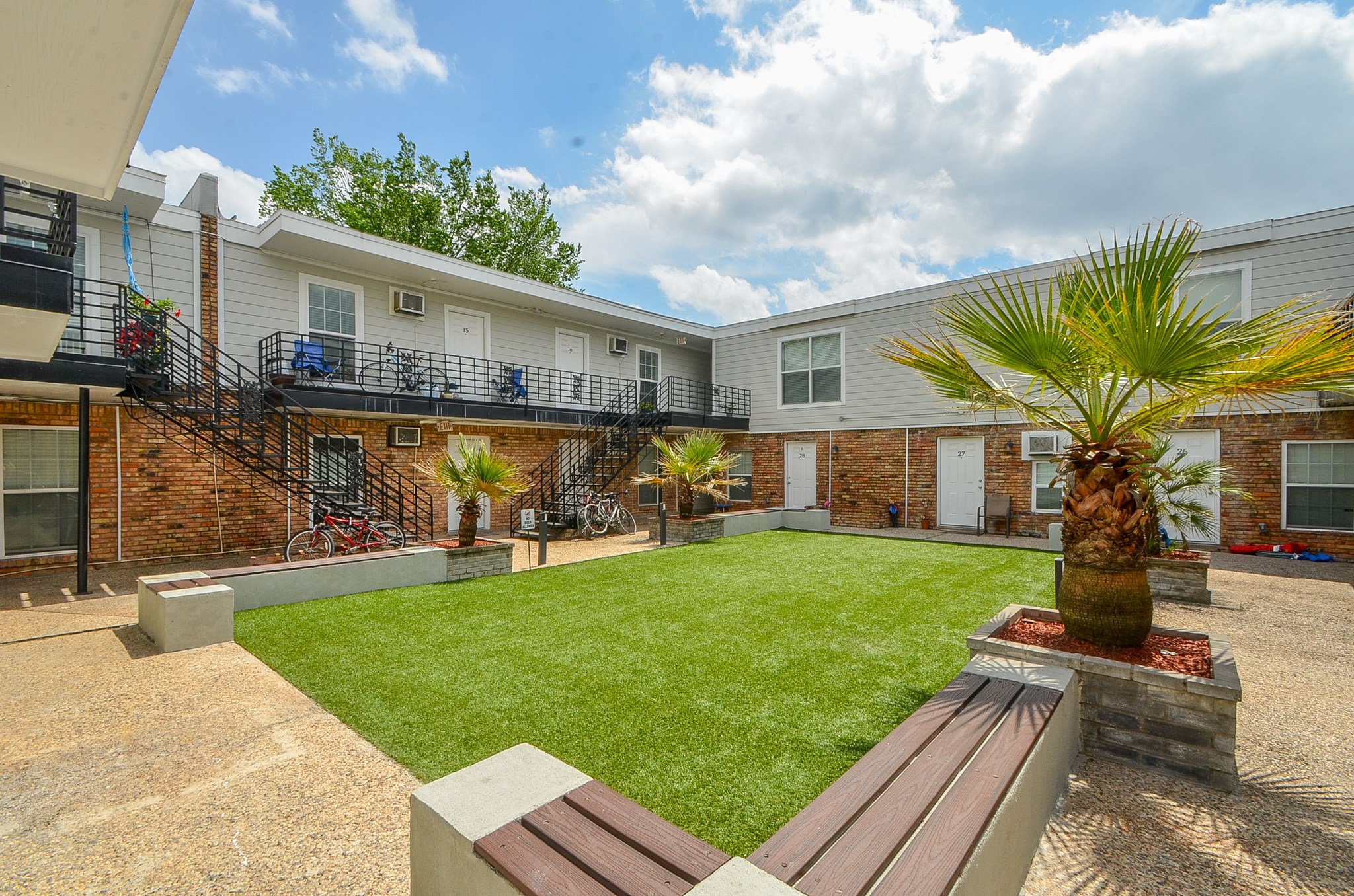 1419 Hawthorne Street, Unit 21 Houston, TX 77006 - Photo 24 of 24 a front view of house with yard and patio