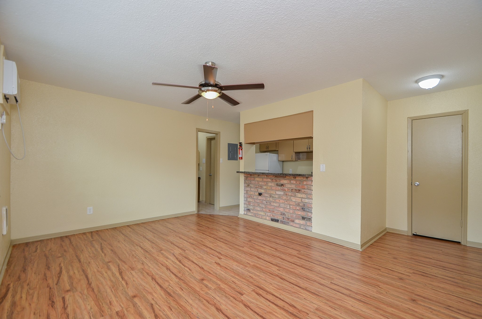 1419 Hawthorne Street, Unit 21 Houston, TX 77006 - Photo 6 of 24 a view of a room with wooden floor and a ceiling fan