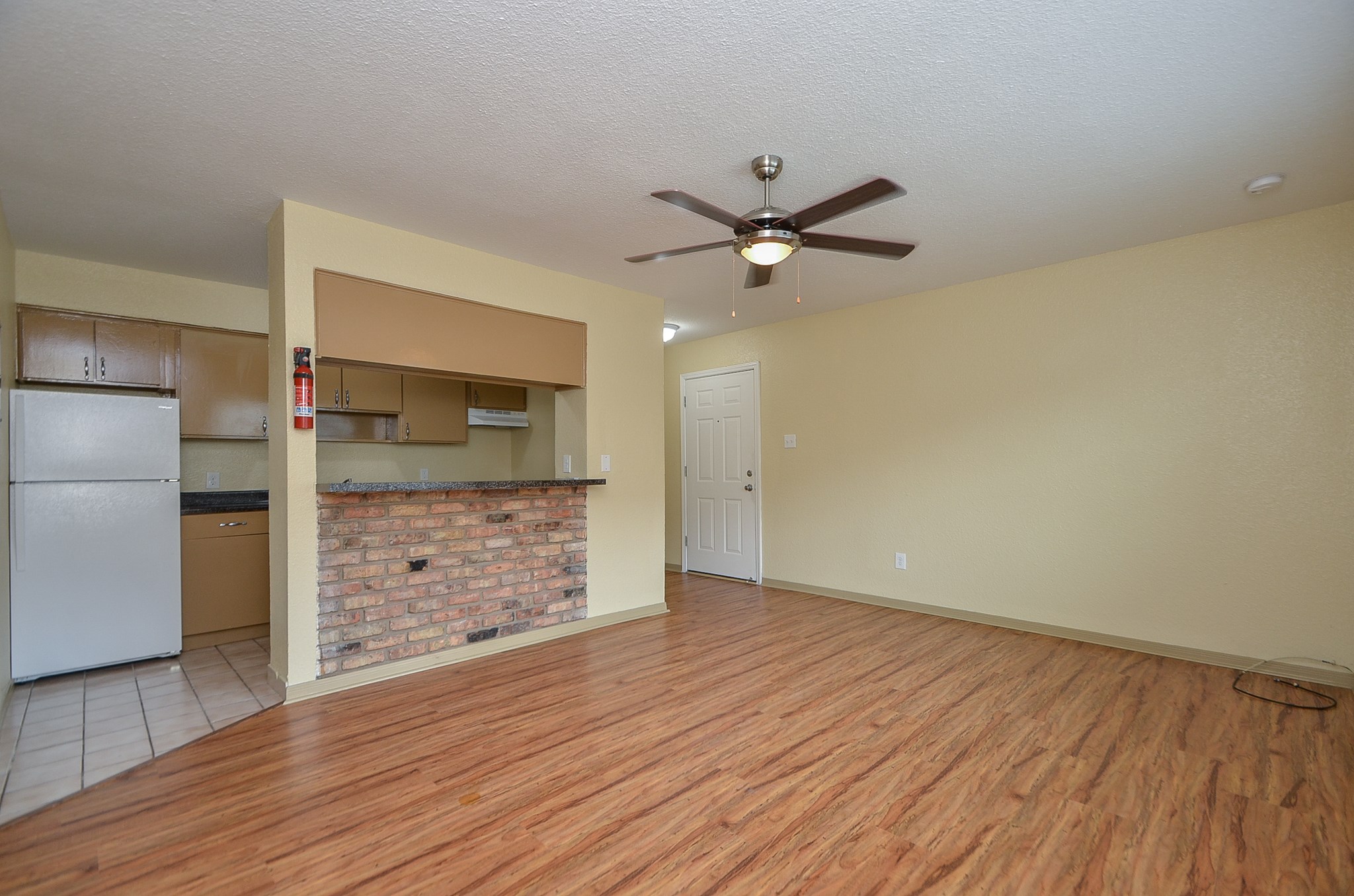 1419 Hawthorne Street, Unit 21 Houston, TX 77006 - Photo 8 of 24 an empty room with wooden floor ceiling fan and windows