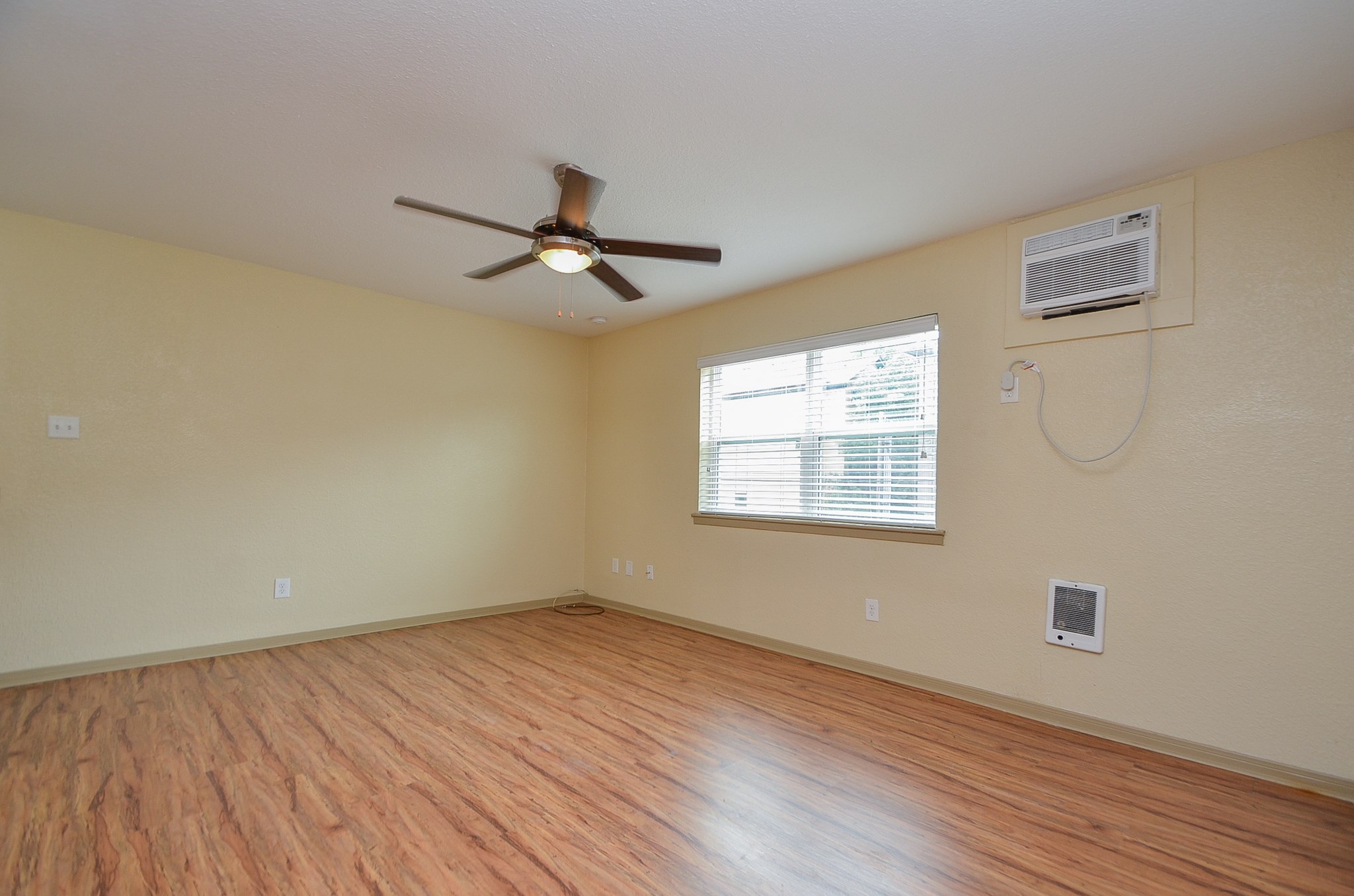 1419 Hawthorne Street, Unit 21 Houston, TX 77006 - Photo 9 of 24 a view of empty room with wooden floor and fan