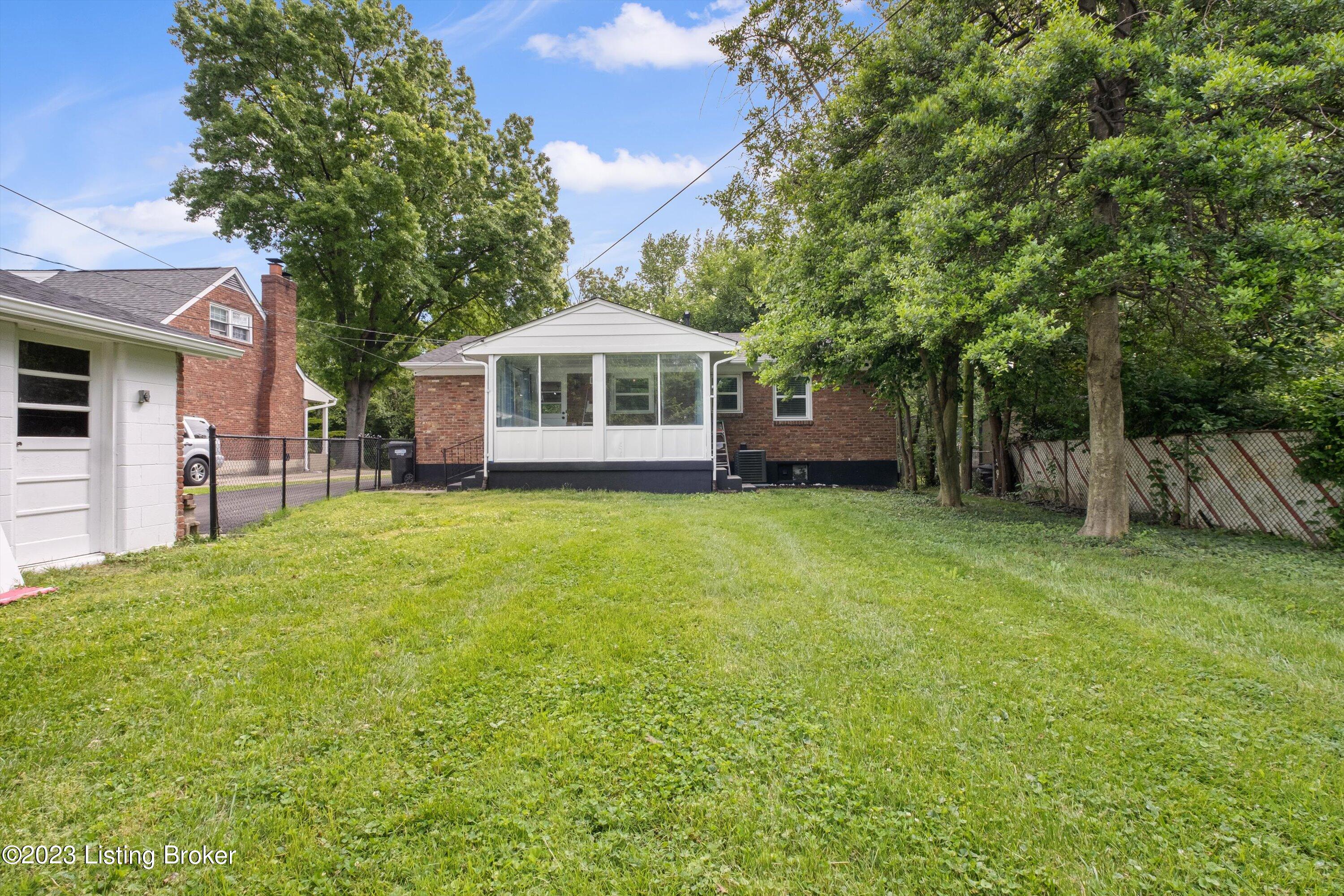 304 Fox Run Road Louisville, KY 40207 - Photo 4 of 24 04-304FoxRun-010