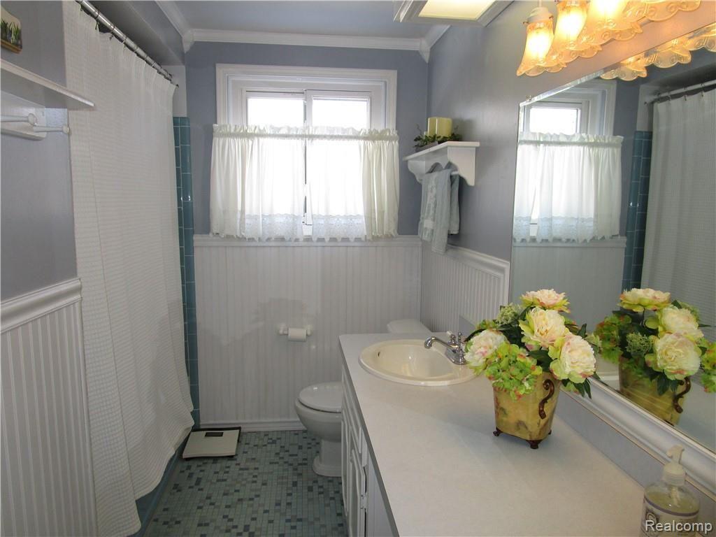 16000 Riverside Drive Livonia, MI 48154 - Photo 23 of 35 IMG_8273.JPG