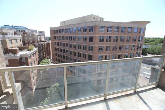 820 North Pollard Street, Unit 810 Arlington, VA 22203 - Photo 22 of 49 a view of a large building