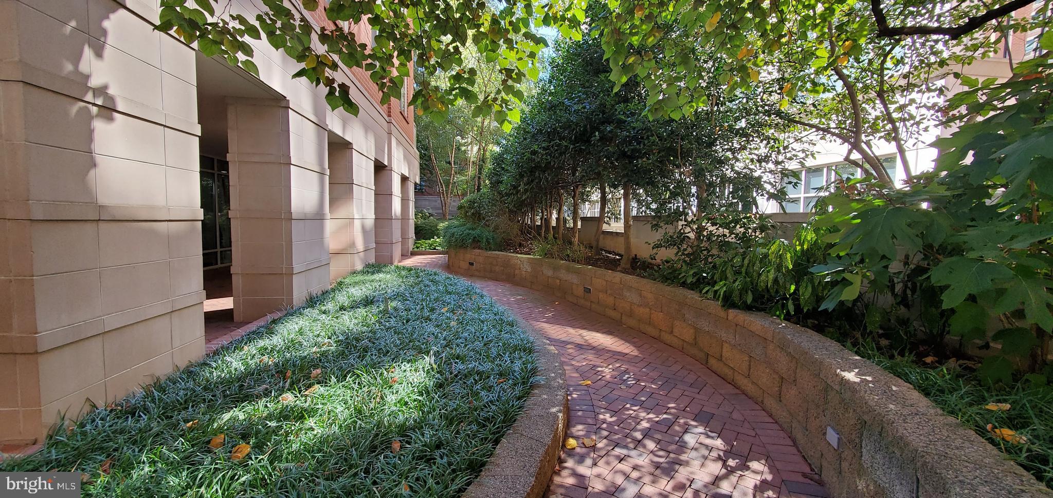 820 North Pollard Street, Unit 810 Arlington, VA 22203 - Photo 44 of 49 a view of a back yard