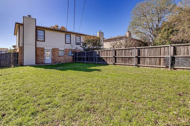 a view of a backyard