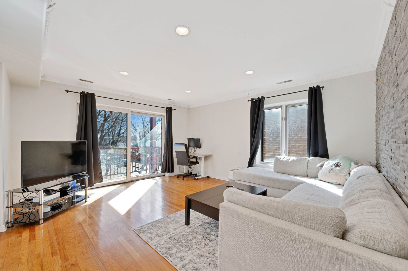 4716 West Addison Street, Unit 2W Chicago, IL 60641 - Photo 2 of 17 Gallery Image 2