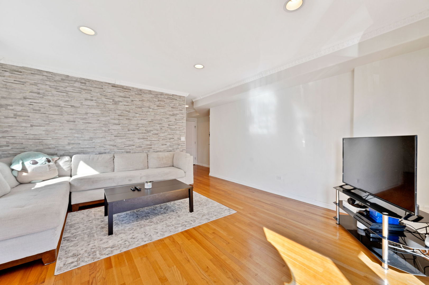 4716 West Addison Street, Unit 2W Chicago, IL 60641 - Photo 3 of 17 Gallery Image 3