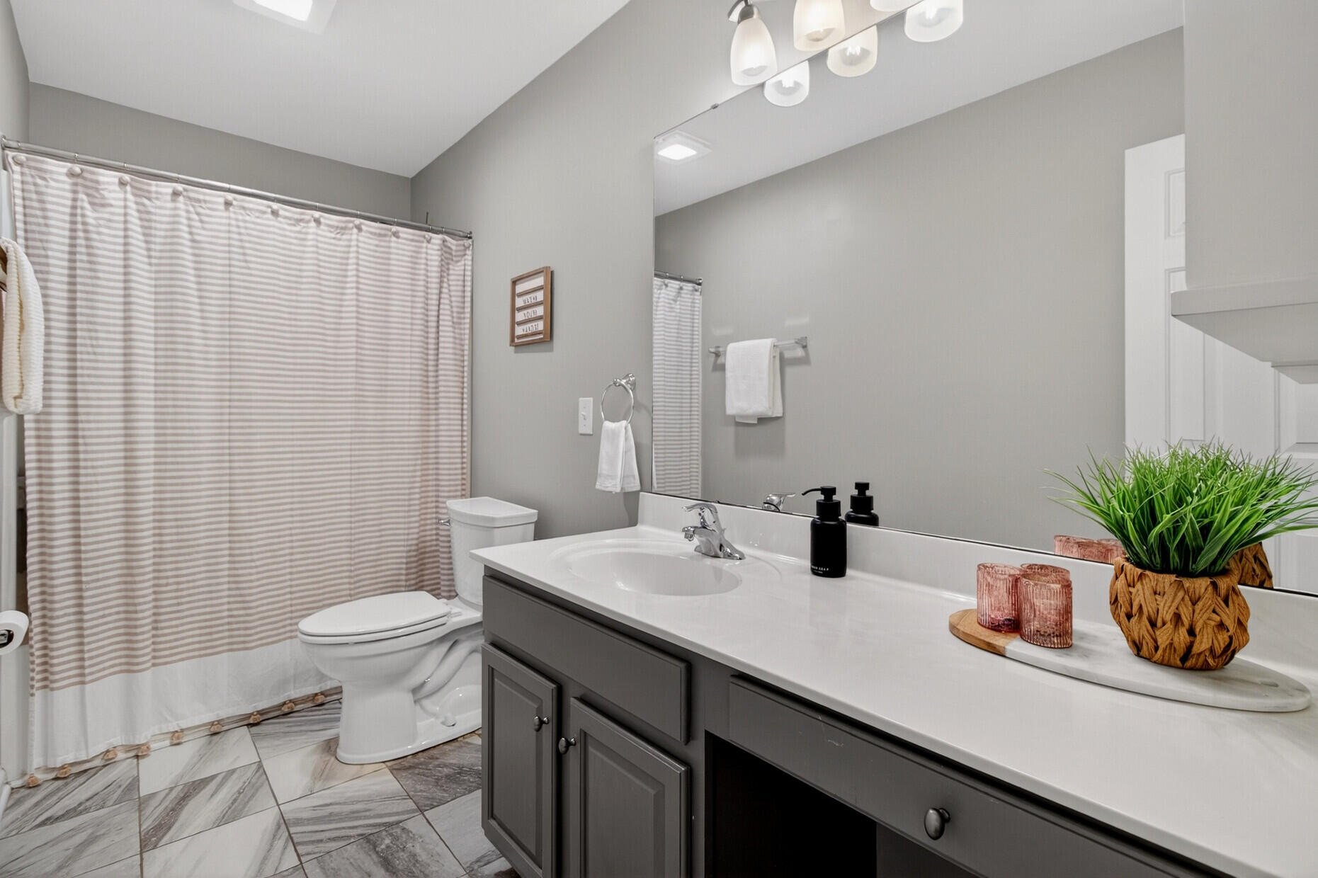 3245 Beaconsfield Road Mount Pleasant, SC 29466 - Photo 27 of 41 Upstairs hall bathroom