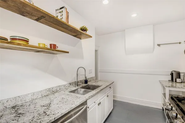 a close view of sink and tap