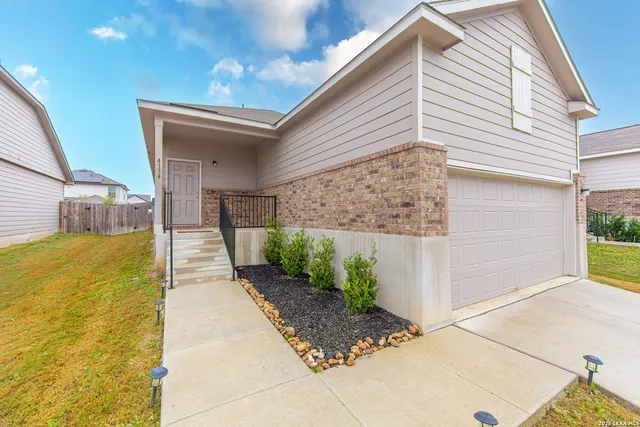 a view of a back yard of the house