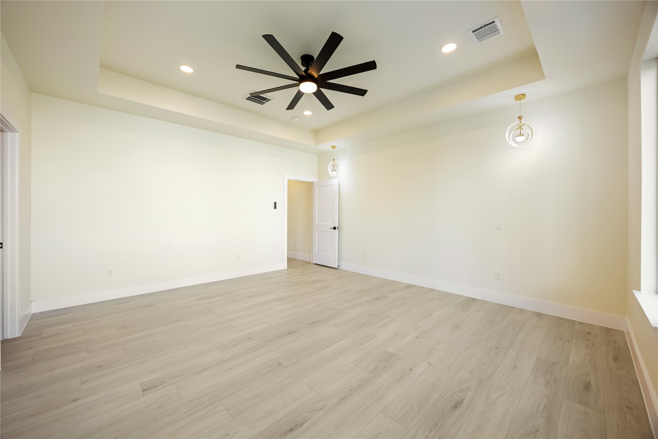 7125 England Street Houston, TX 77021 - Photo 20 of 28 an empty room with wooden floor and a ceiling fan