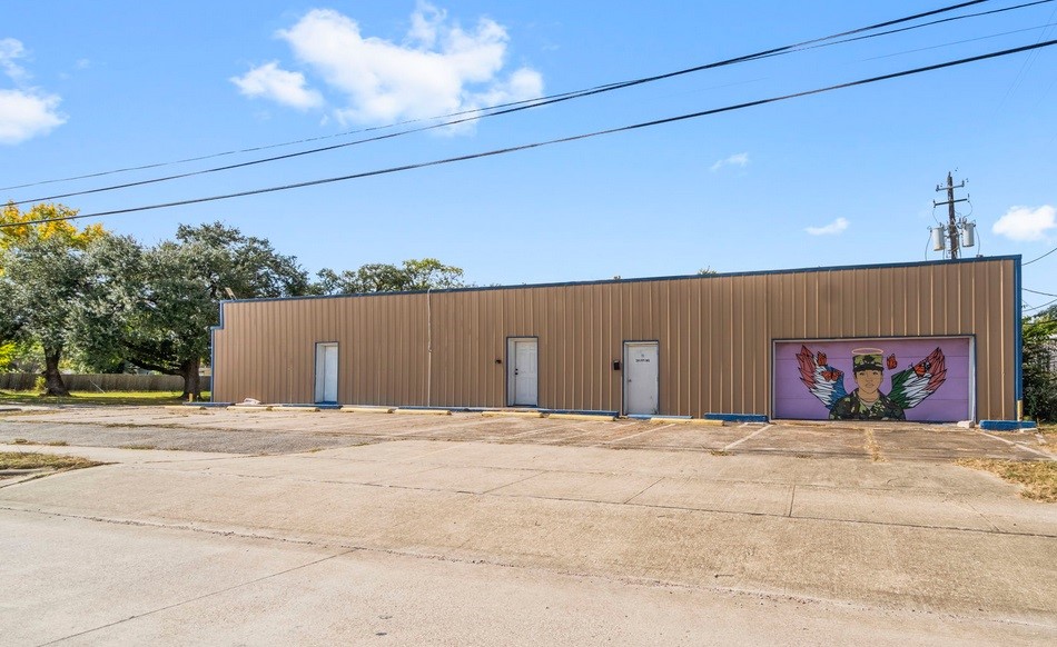 1018 Shaver Street Pasadena, TX 77506 - Photo 6 of 43 Expansive front parking area ideal for staff and customer convenience