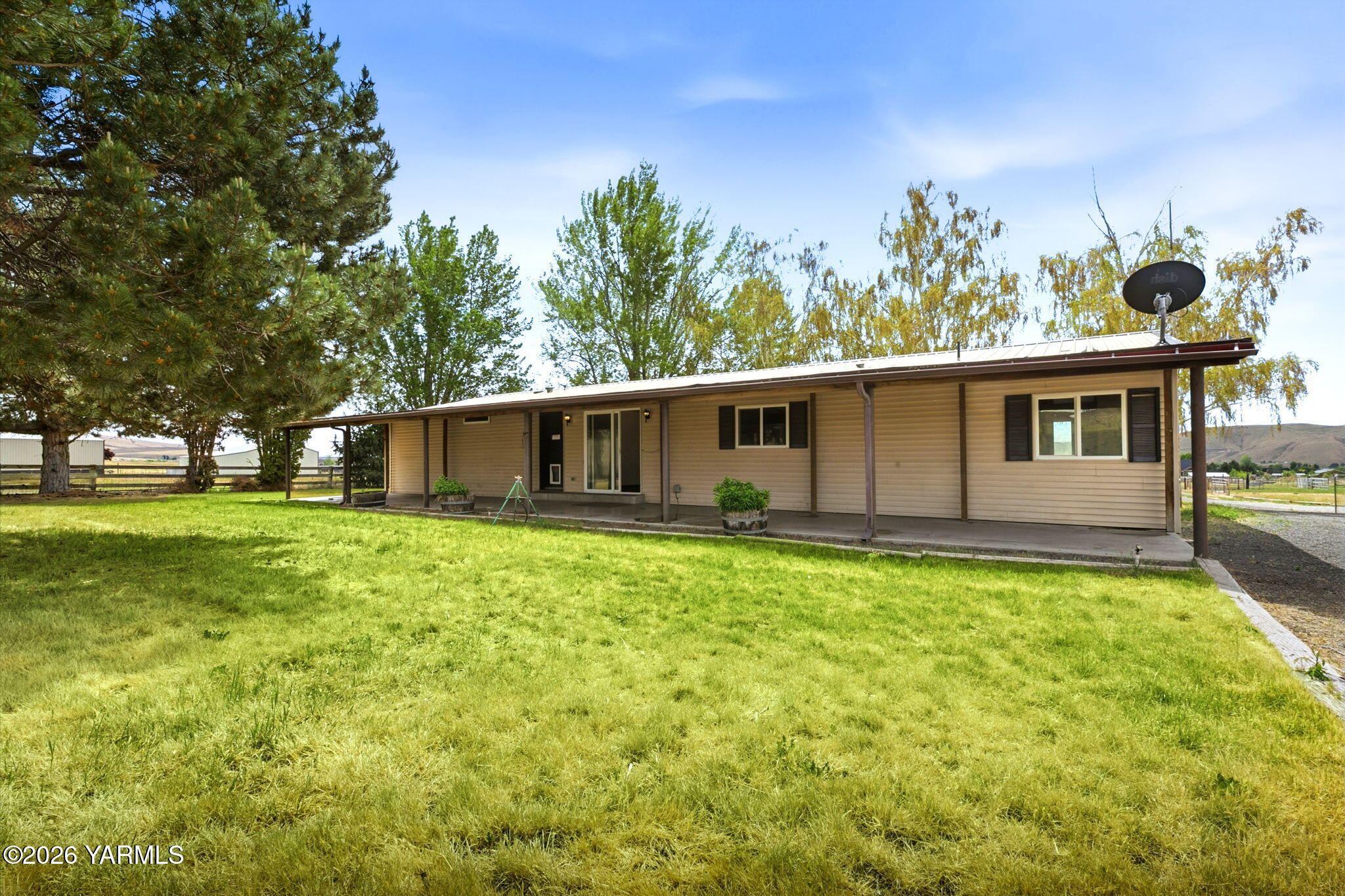 171 Gopher Road Selah, WA 98942 - Photo 18 of 24 a front view of a house with garden