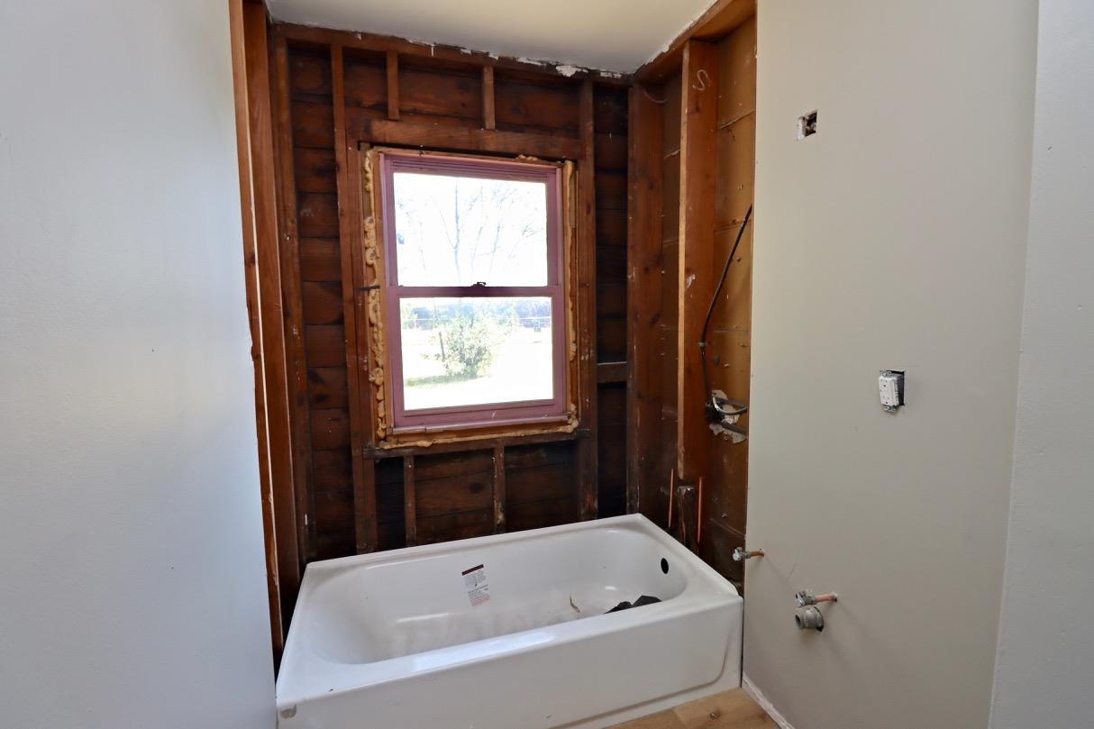 2228 Magnolia Rockford, IL 61104 - Photo 8 of 8 a bathroom with a bathtub and window