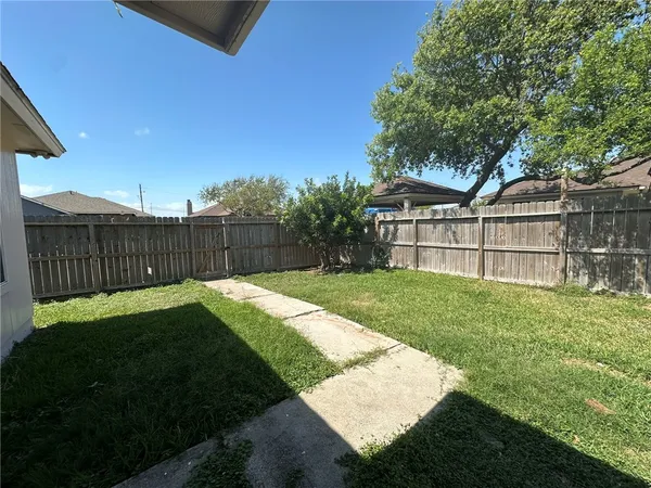 $2,200 | 1002 La Mirada Street, Portland, TX 78374