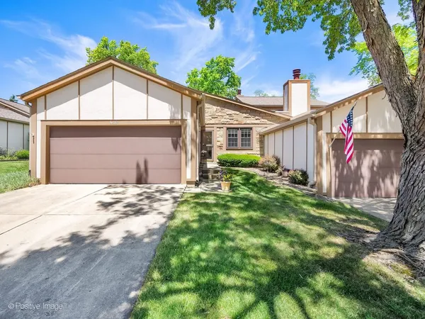$450,000 | 1039 Oakview Drive, Wheaton, IL 60187