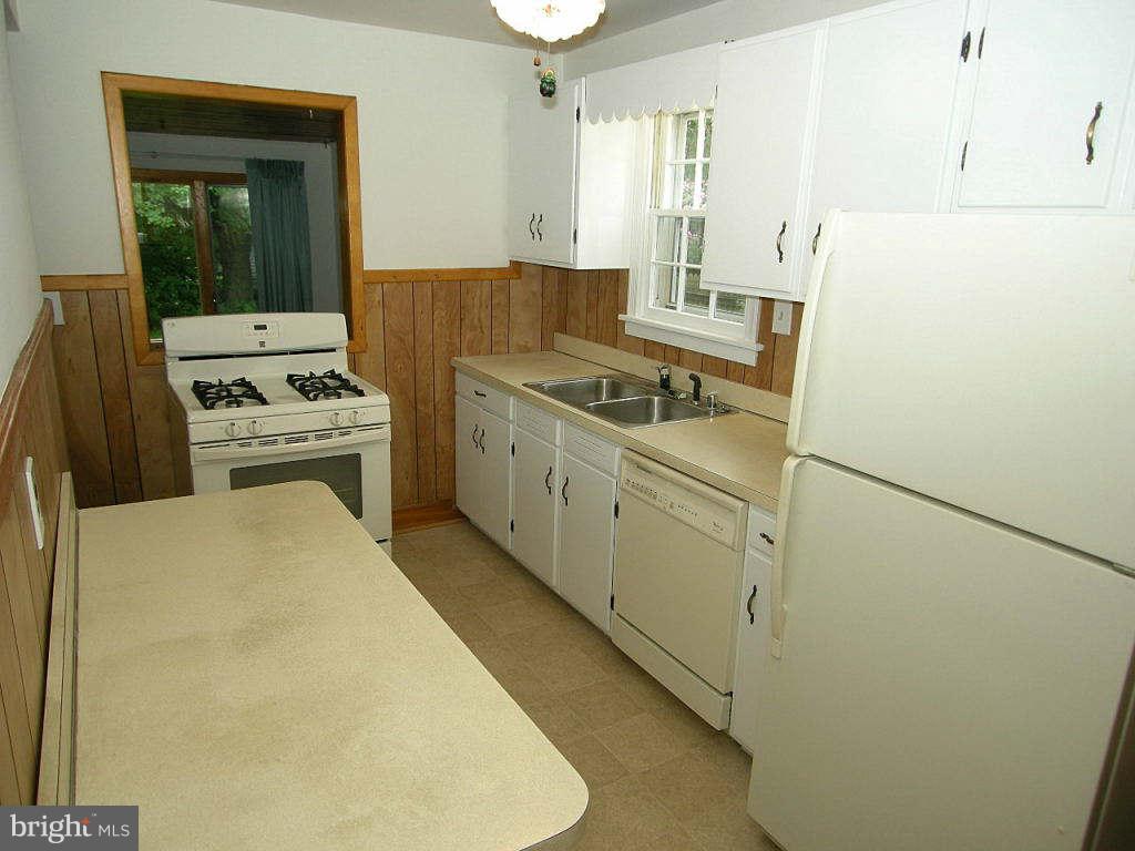2510 Sheraton Street Silver Spring, MD 20906 - Photo 4 of 21 a utility room with dryer and washer