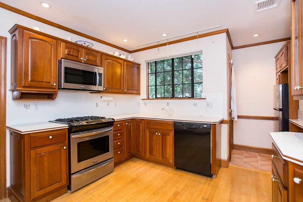 32 Wetherbee Road Waltham, MA 02453 - Photo 9 of 28 Gallery Image 9
