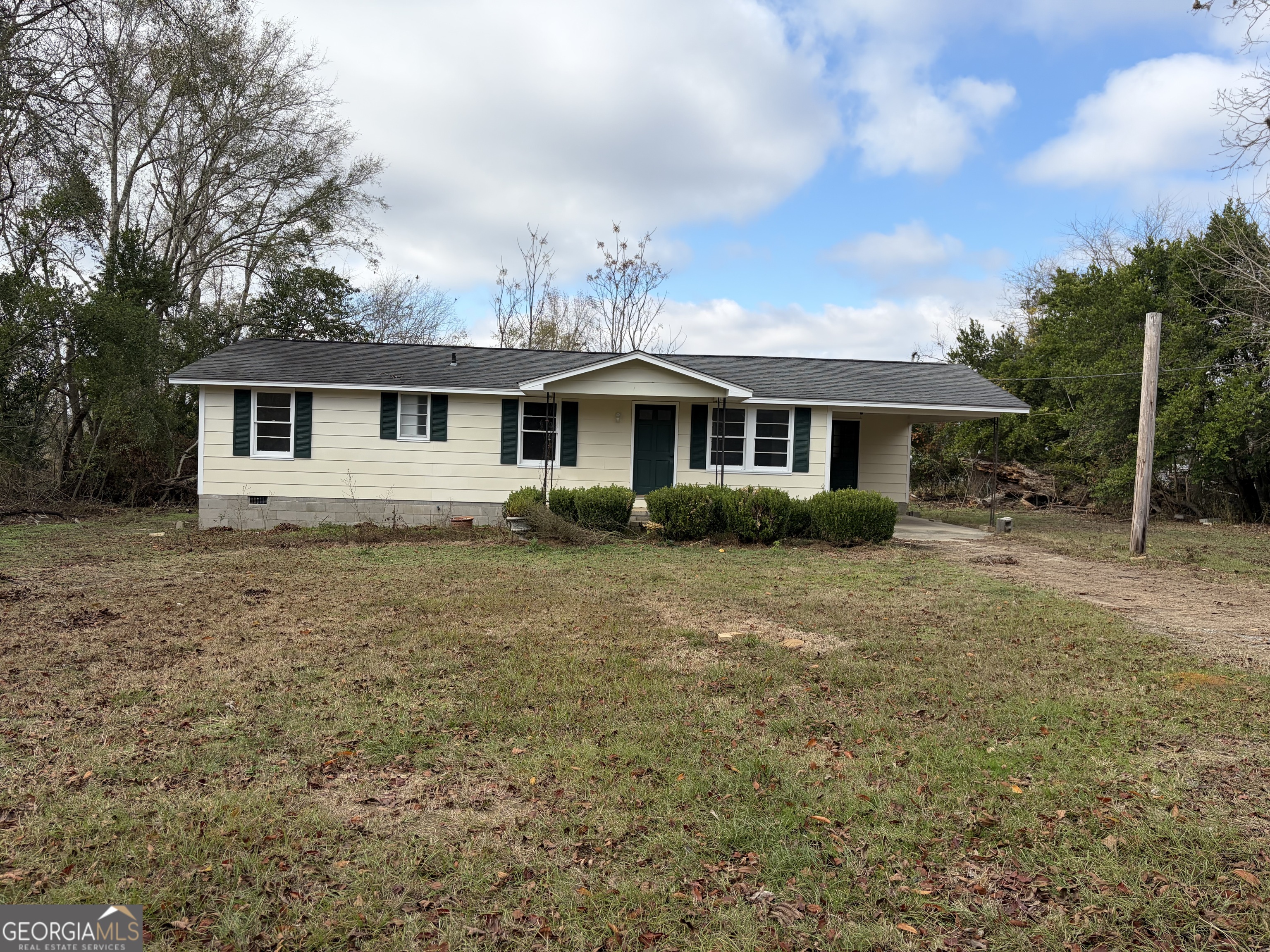 184 Belvue Avenue Lyons, GA 30436 - Photo 2 of 11 a front view of a house with a yard