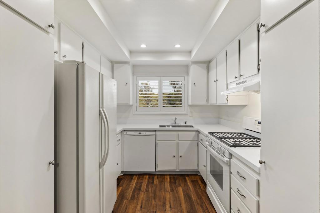 4378 Dowitcher Way Oceanside, CA 92057 - Photo 12 of 47 Kitchen