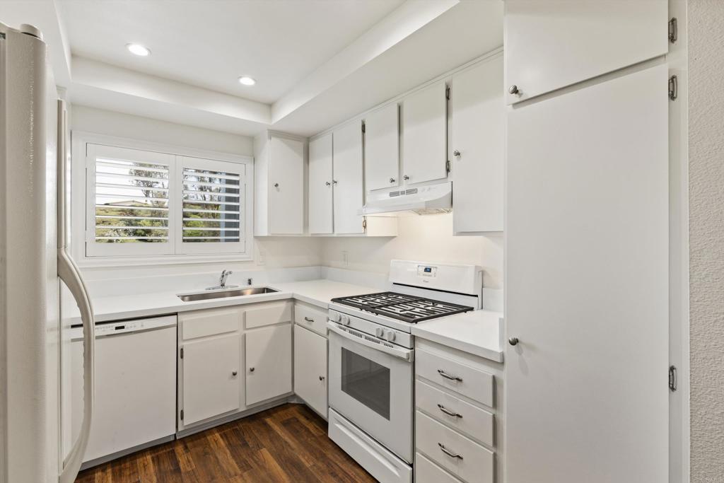 4378 Dowitcher Way Oceanside, CA 92057 - Photo 10 of 47 Kitchen