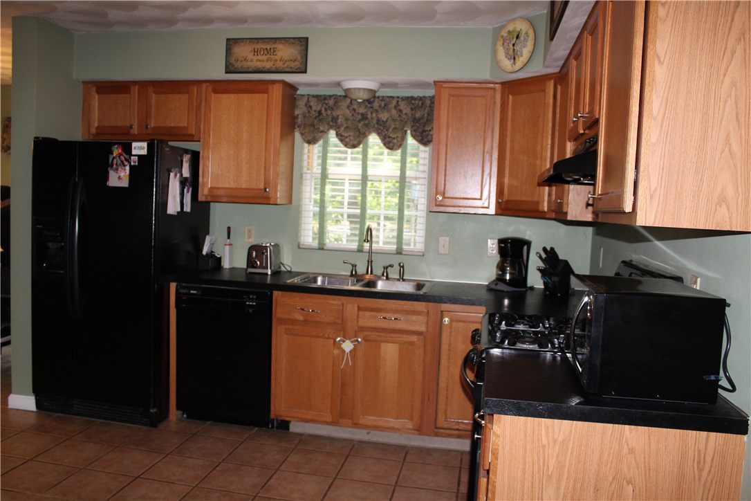 205 Nausauket Road Warwick, RI 02886 - Photo 3 of 24