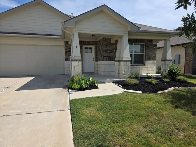 a view of a house with backyard and garden