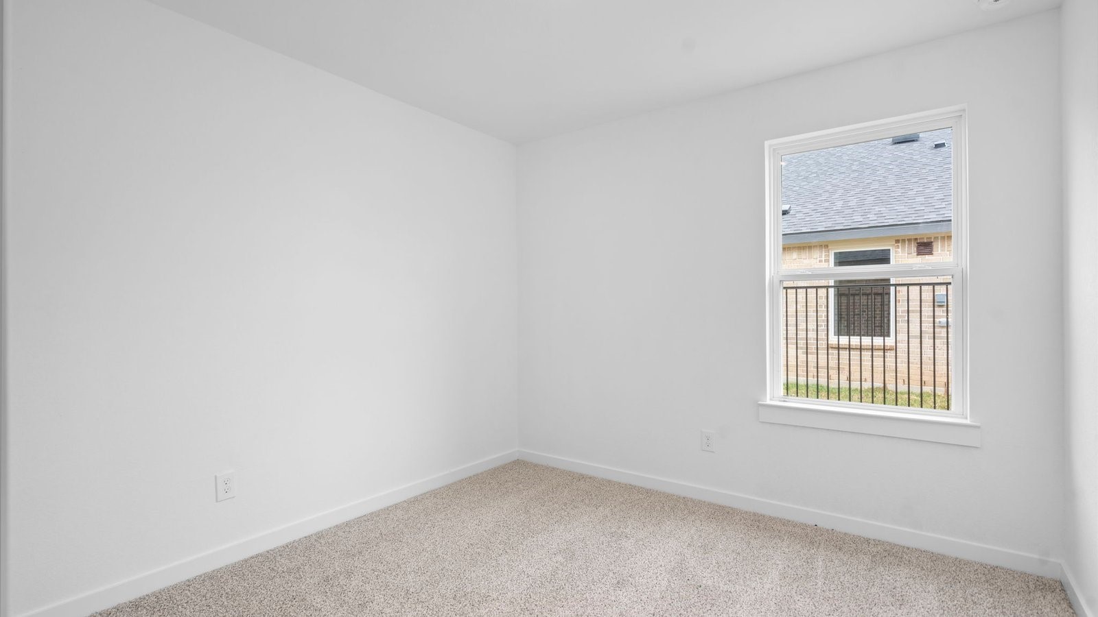 13 Robin Court Angleton, TX 77515 - Photo 13 of 27 an empty room with a window